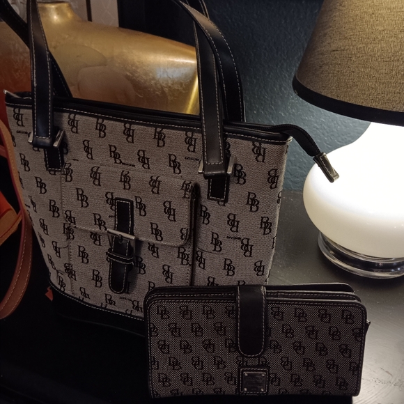 Handbags - Picture 5 of 13